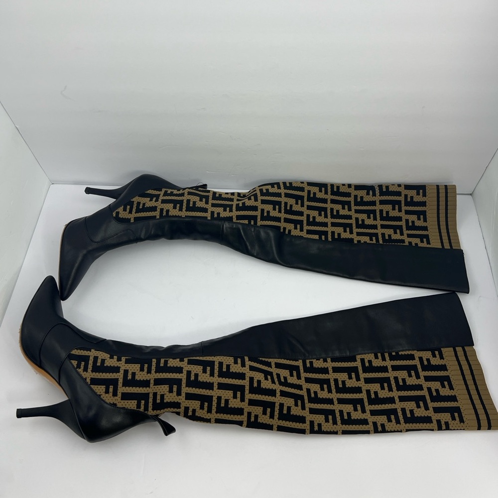 FENDI THIGH HIGH BOOTS, FENDI LOGO “FF”, ROCKOKO HEELS, COLIBRI LEATHER, SIZE 39 - Picture 7 of 17